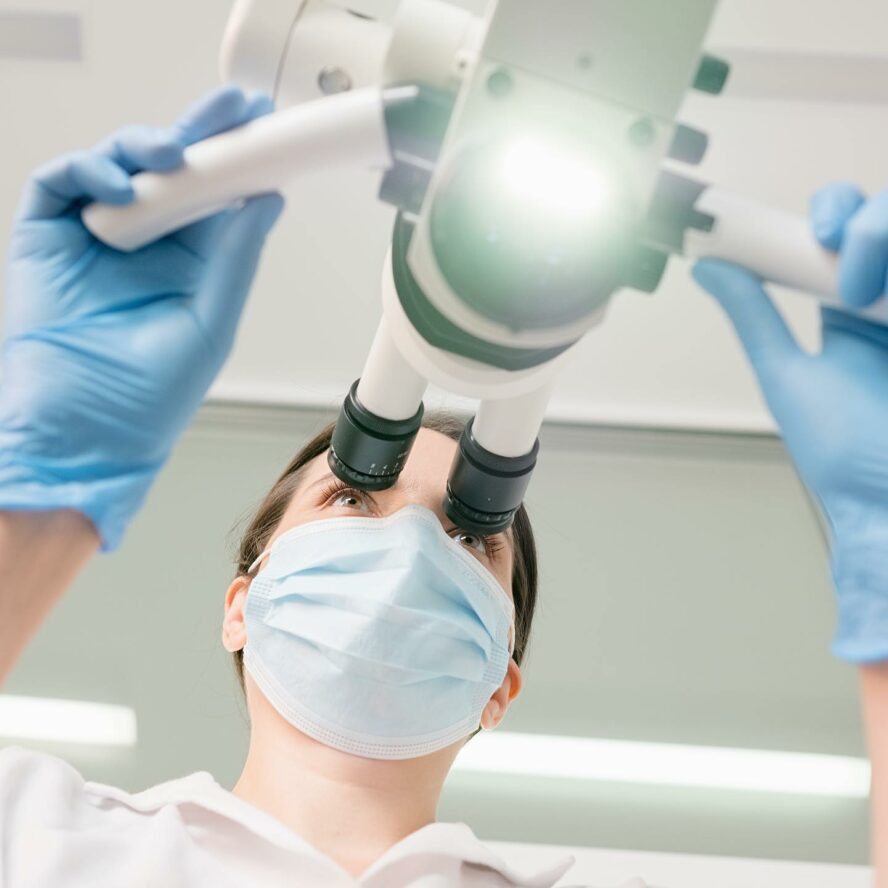 Dlaczego tak ważne jest wyposażenie gabinetu stomatologicznego w mikroskop?